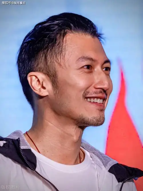 港星男神谢霆锋运动风参加活动,扎起小辫依旧帅气