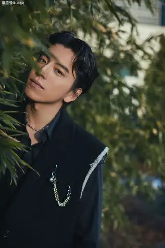 王大陆身穿黑色解构式西服,搭配手链改造的胸针