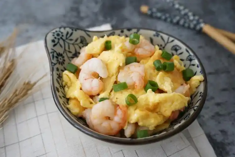 食材:虾仁,鸡蛋,韭菜,食用油,盐,料酒,胡椒粉制作方法:1,备好食材