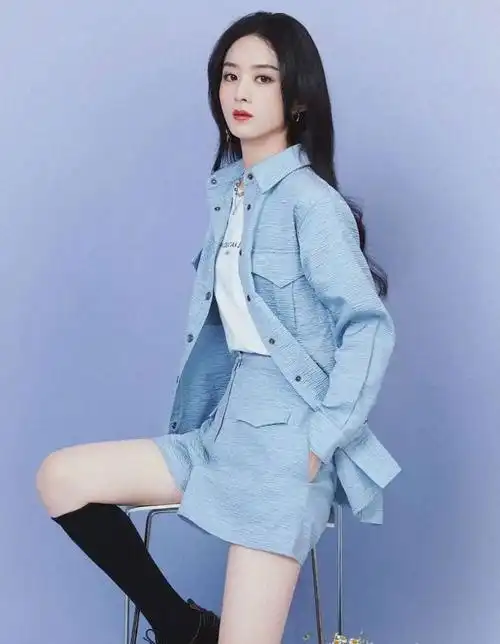 赵丽颖离婚之后更美了大夏天穿针织衫小秀香肩轻熟女范真迷人