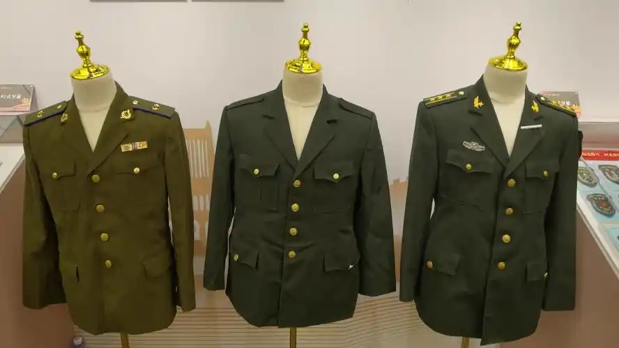 戎耀申城情系家园军服里的红色记忆主题展开幕