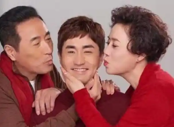 国家一级演员杨立新娶平凡妻子恩爱至今唯独儿子成为他的烦恼