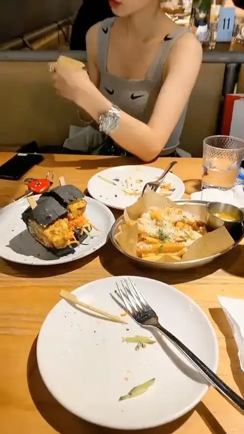 今天带女朋友出来吃饭了,每次吃完饭她都觉得不尽兴