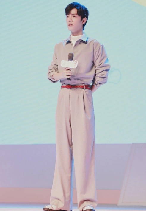 肖战穿套装腰细腿长被迫营业闷头笑打工仔好难