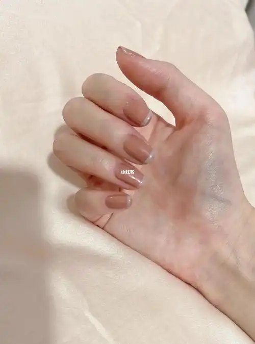 做个简约百搭的奶茶色美甲吧