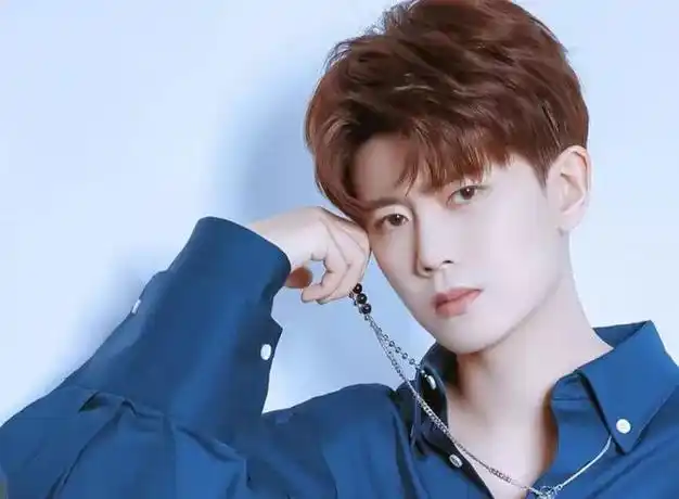 翻出了过去的旧闻,发现在2021年和2022年,关于任嘉伦婚变和出轨的传闻