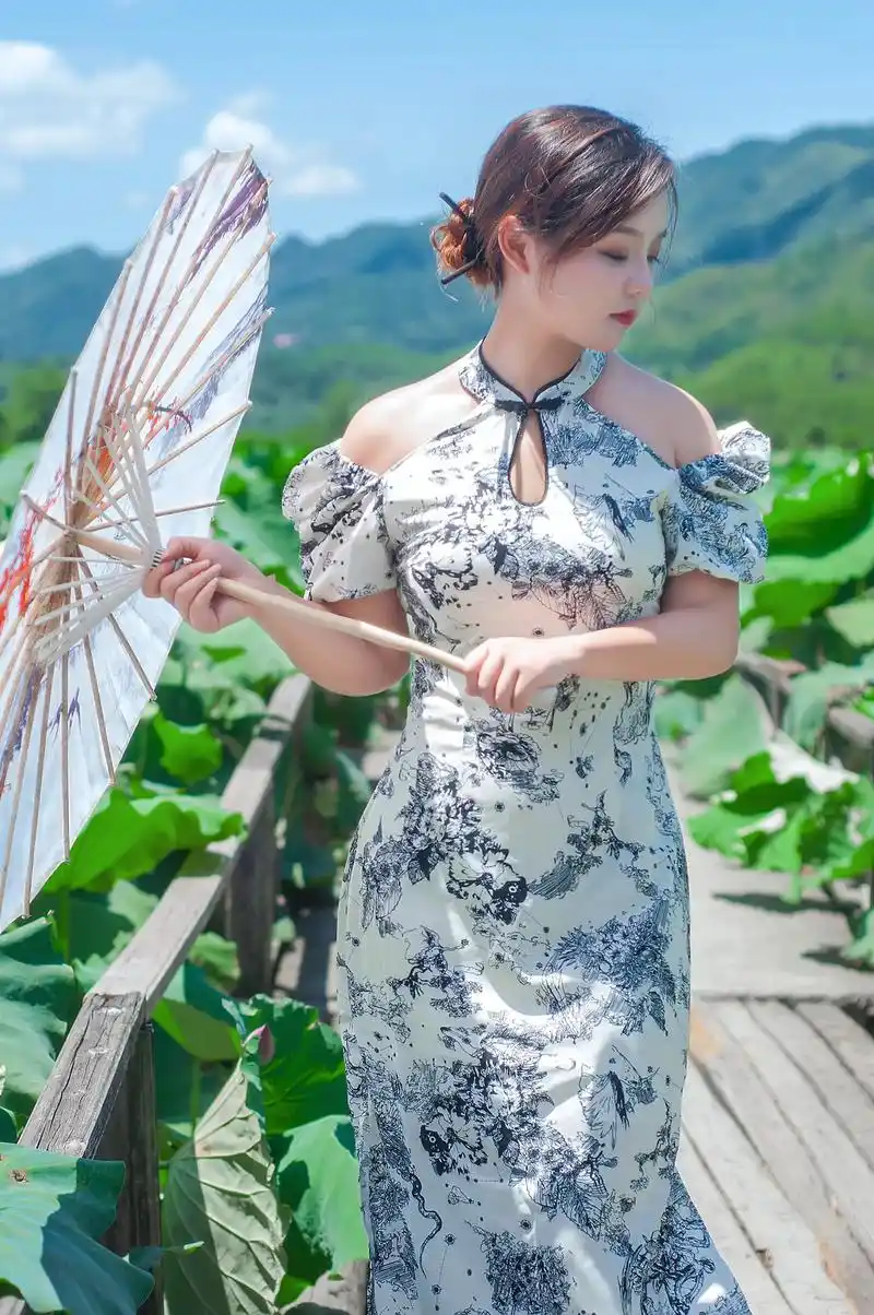 山有扶苏,隰有荷华#旗袍 #古风 #荷花池畔 #荷塘美景 # - 抖音