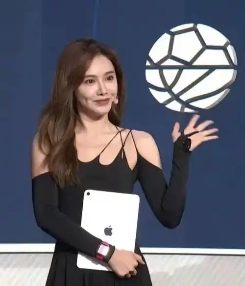 腾讯美女主播重新洗牌,小七跳槽到抖音,一姐美娜退居二线_球迷_直播