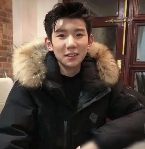 王源前往联合国演讲,被要求卸妆上场,当镜头对准鼻子:真实19岁_网易