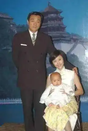 这个演员不简单:一句话定终生,24 年零绯闻!_何冰_李海洋_演艺事业