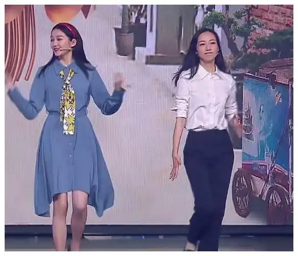 韩雪与关晓彤同台走秀,两人相差2cm,谁"腿长"一目了然