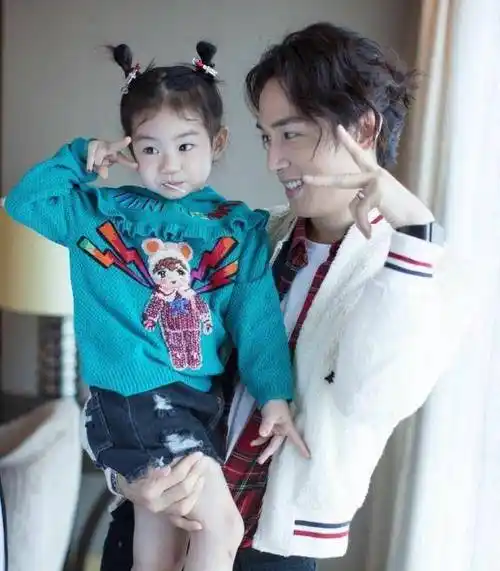 8,温碧霞晒出富商丈夫照片作为一代女神,温碧霞想当年的颜值可是