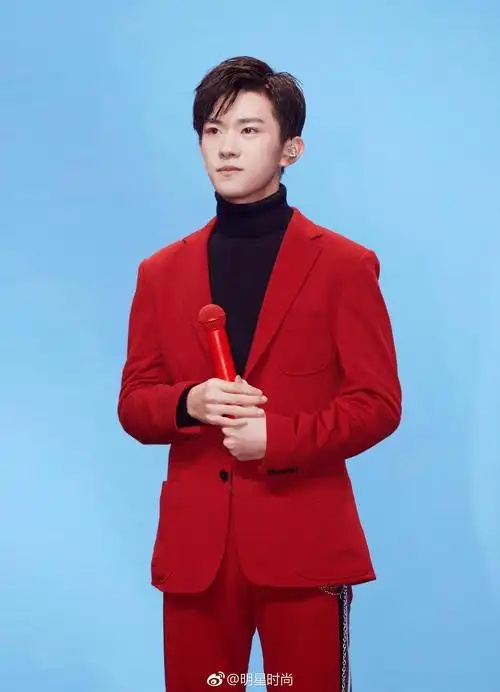 易烊千玺红色西装搭配黑色高领内搭,红与黑的色彩碰撞