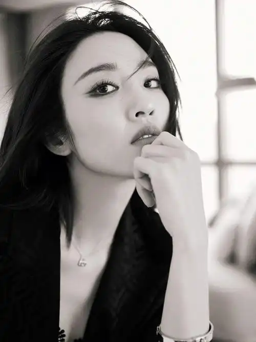 唐艺昕烟熏妆造型黑白大片