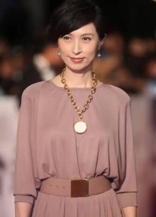 原创刘青云夫妇牵手亮相郭蔼明穿香芋奶茶裙优雅迷人气质真好