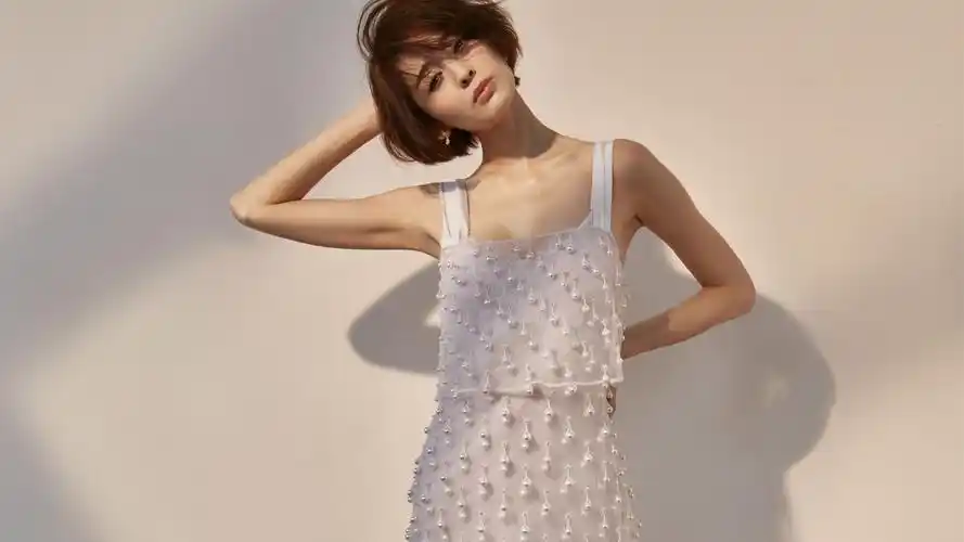 美女明星古力娜扎时尚桌面壁纸下载