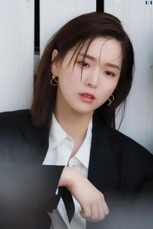 韩国女艺人金智恩sns发照展成熟女性魅力