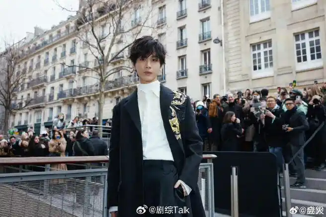 工作人员回应成毅吴施乐行程重合