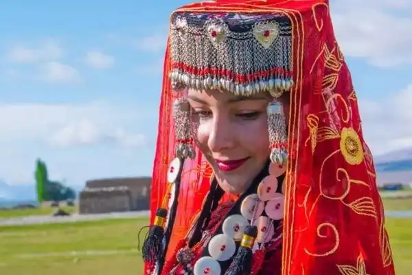 世界上最白的人种高加索人占全球54人口多雀斑