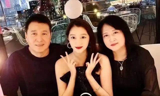 关晓彤:姐姐去世六年后,全家都保持沉默,那一年发生了什么?