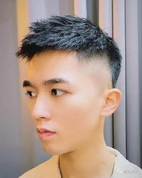 2,两边铲短 简单刘海短发