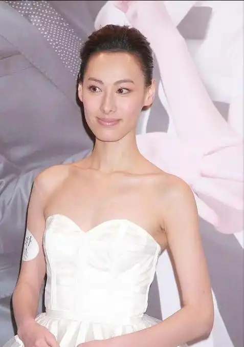 单身妈妈梁洛施又美出圈了穿抹胸连衣裙亮相高贵气质像名媛