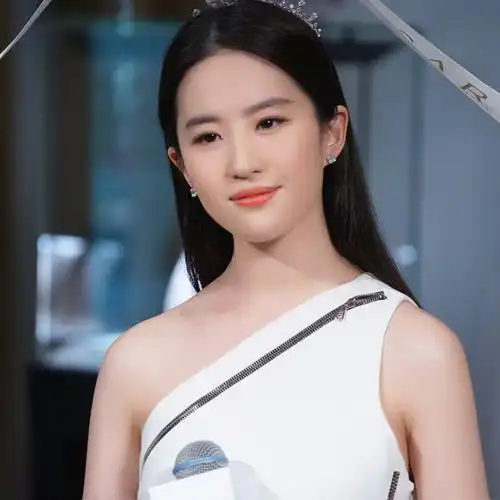 刘亦菲这颜值真无敌了,穿白色斜肩连衣裙优雅高贵,美得不可方物