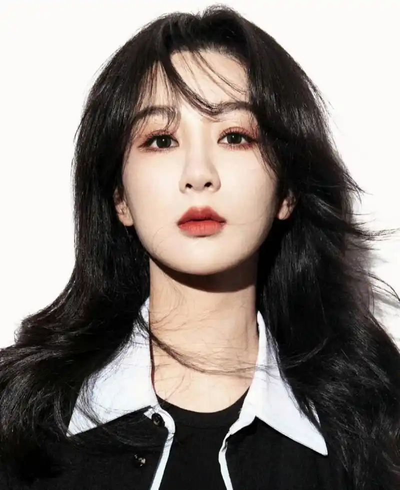 看杨紫一头乌黑浓密的长发,配上黑色外套,显的青春靓丽,少女感十足,还