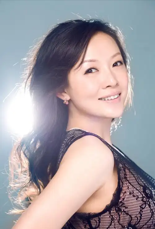 朱妍,内地女歌手,原北空政治部文工团特招独唱演员 ;2008年5月推出