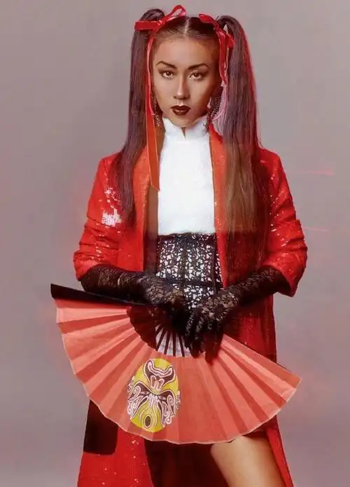 吉克隽逸不愧是天生尤物白色旗袍裙开叉到大腿一般人不敢尝试