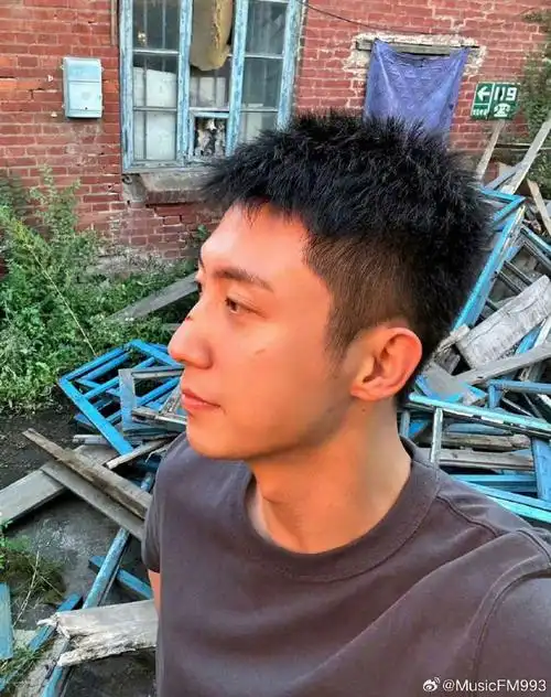 黄景瑜回应纯素颜拍戏##他从火光中走来