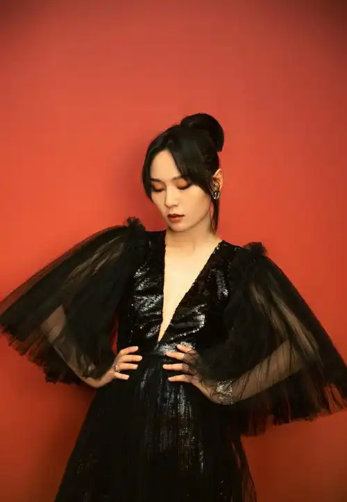 简介:周笔畅黑色鎏金亮片纱裙魅力性感写真,分享一组周笔畅图片给大家