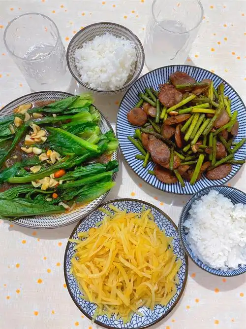 两人食家常菜晚餐清炒土豆丝蒜苗腊肠