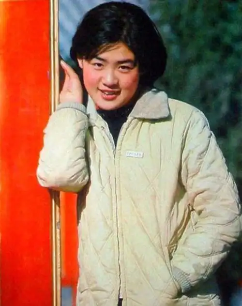 1981年,年仅19岁的女演员丛珊在拍摄谢晋导演的电影《牧马人》时,因为