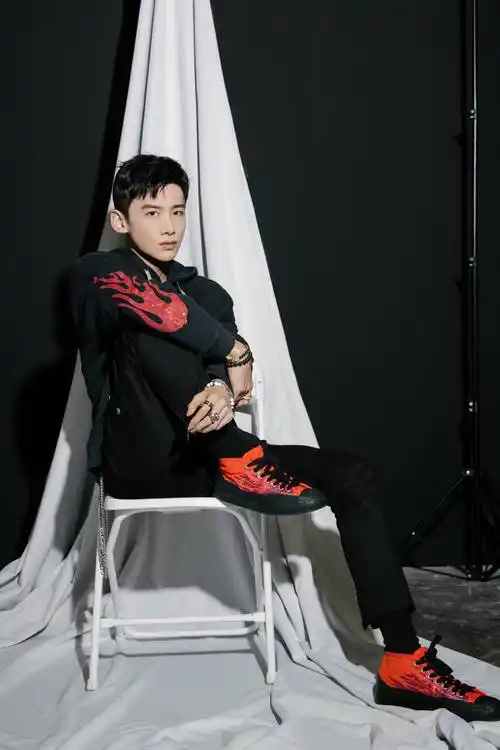 白敬亭帅气登杂志,忧郁钢琴王子vs阳光邻家男孩,哪个造型更撩?