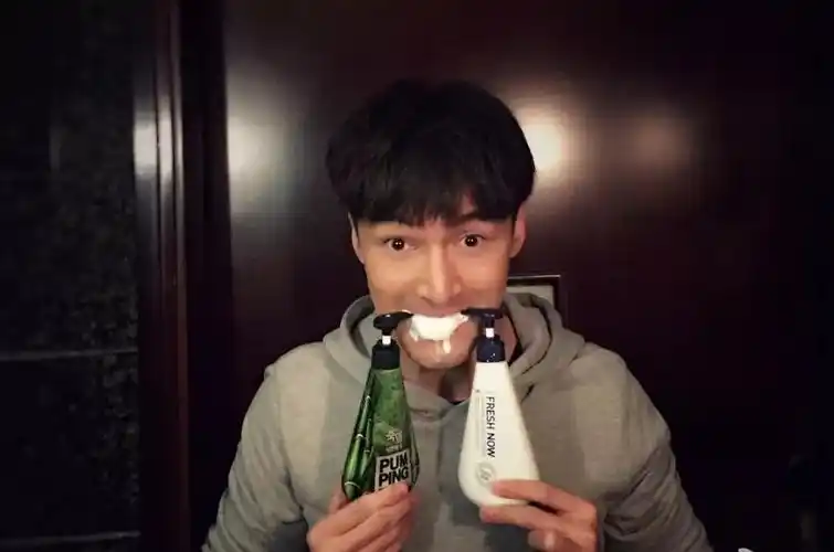 胡歌是怎么做到的每一张自拍都丑绝!