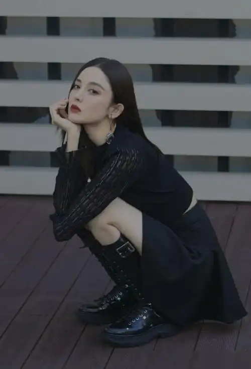 古力娜扎穿黑色长筒靴亮相大片既视感的写真这腿也太可了吧