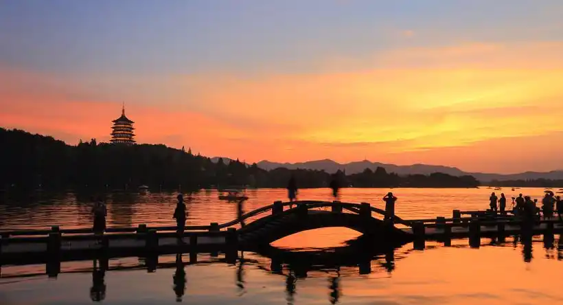 2.晴湖不如雨湖,雨天走在长桥上,你是别人眼中最美的风景.