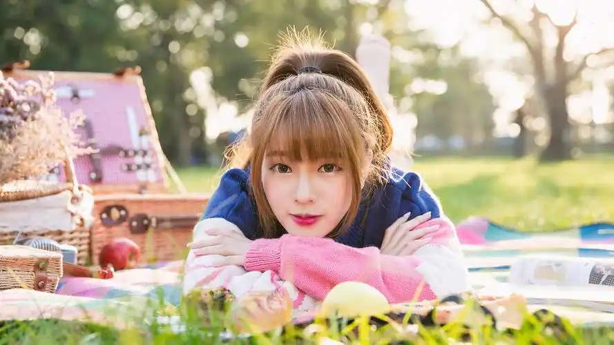 户外草地甜美女生唯美写真,大陆-美女图片