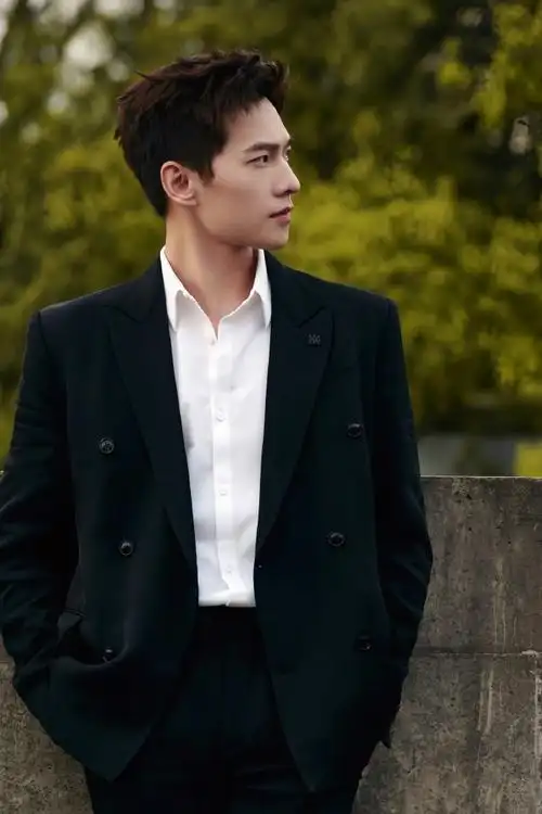 杨洋黑西装白衬衫