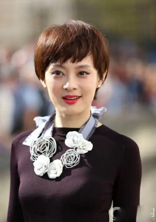 过去那波澜不惊的长发,在孙俪身上没有任何一丝惊艳可言.