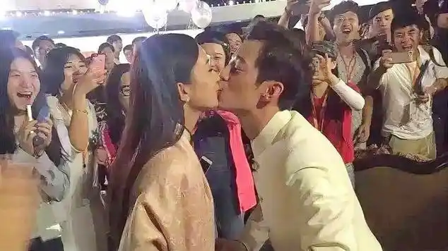 太甜了吧,赵丽颖何炅节目现场亲吻!