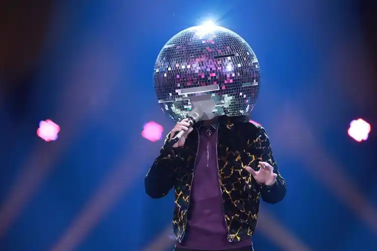 蒙面唱将2八块腹肌带你飞是邓超吗八块腹肌真实身份是郑恺