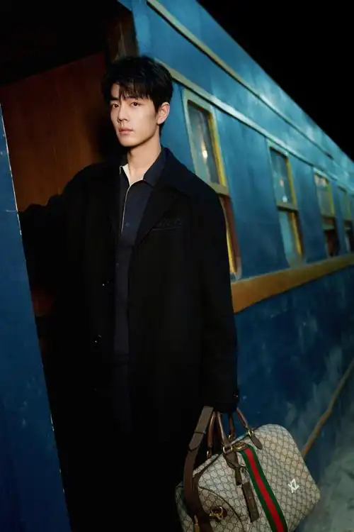 肖战米兰时装周#身穿gucci黑色大衣的全球代言人@x玖少年团肖战ayy