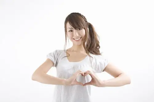 摆着心形手势女生高清图片 图片