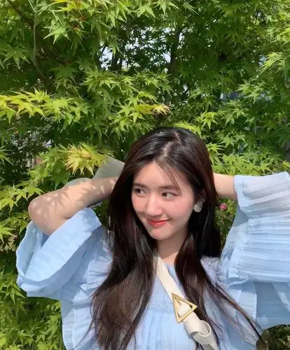 清甜少女赵露思更新近照,穿蓝色上衣,柔美动人