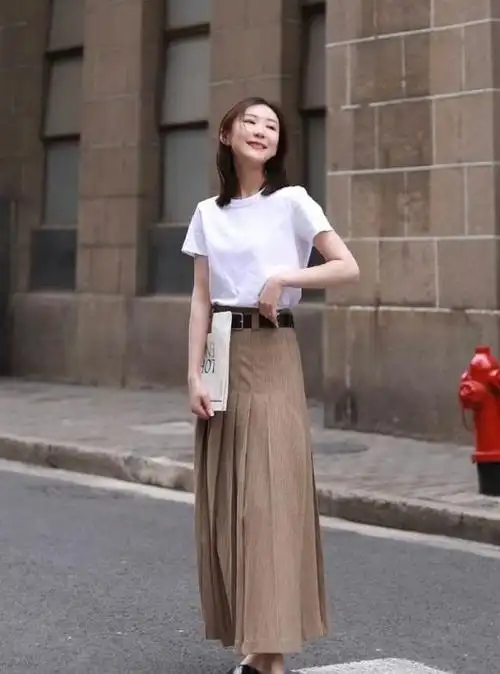 "t恤 百褶裙"才是最适合中年女人的夏季穿搭,舒适百搭又洋气