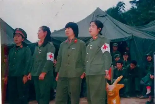 图为对越自卫反击战的战斗间隙,解放军女兵在休息,她们灿烂的笑容反而