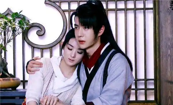 王一博公主抱赵丽颖,谁注意他手放的位置,教养是装不出来的_观众们