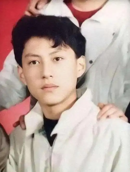 演员靳东:娶二婚的李佳,当两个儿子的爸爸也幸福